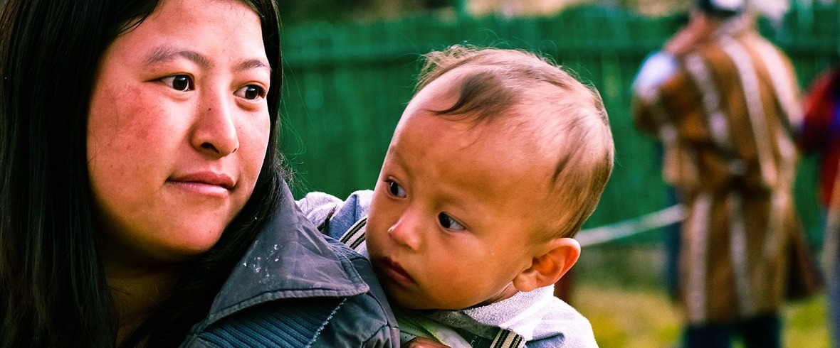 bhutanese-woman-with-kid-2725144_1280