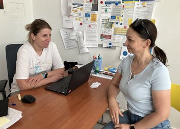 Kontaktní místo pro ukrajinské uprchlíky v centru Budějovic omezilo provoz, služby pro cizince Charita rozšíří 