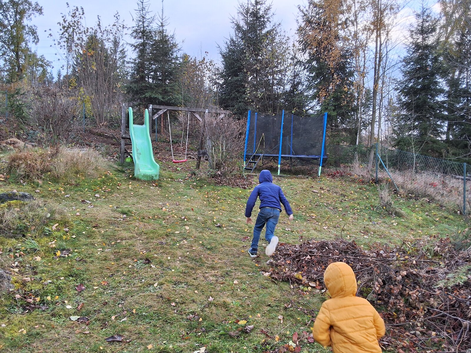 foto děti na zahradě